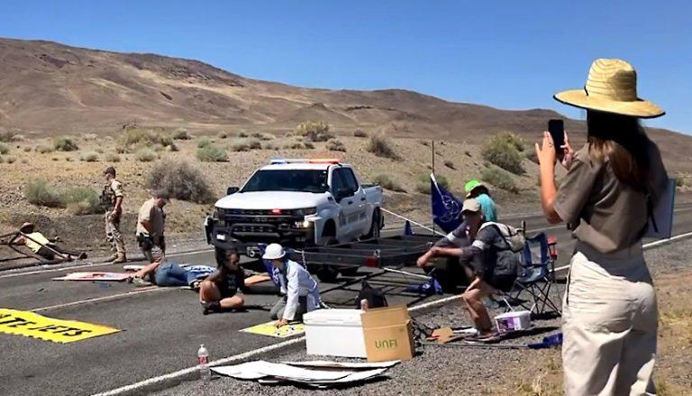 Dramatic Video Shows Law Enforcement Clearing Nevada Highway Blockade ...