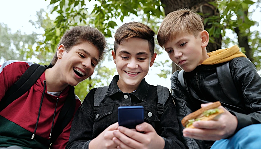 Kids online w smartphone