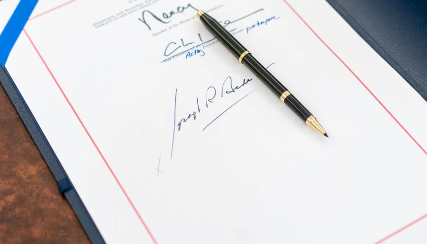 Poll: Majority of Voters Want Biden’s Aides Prosecuted over Autopen Use