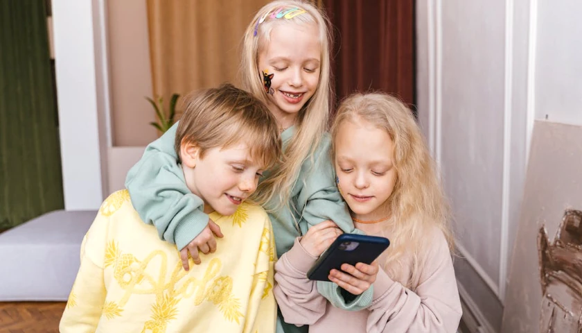 kids on phone