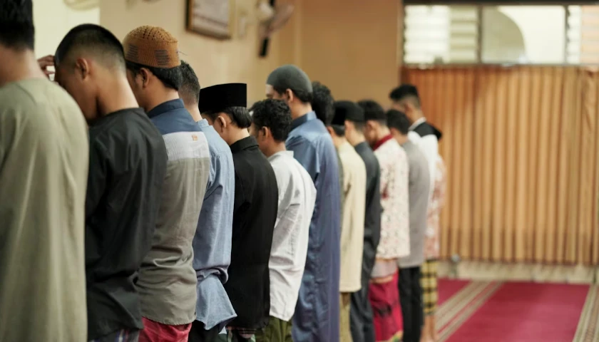 muslims praying
